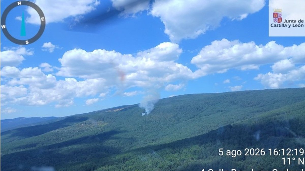 Imagen del incendio captada desde un helicóptero de la Junta a su llegada a Vinuesa.
