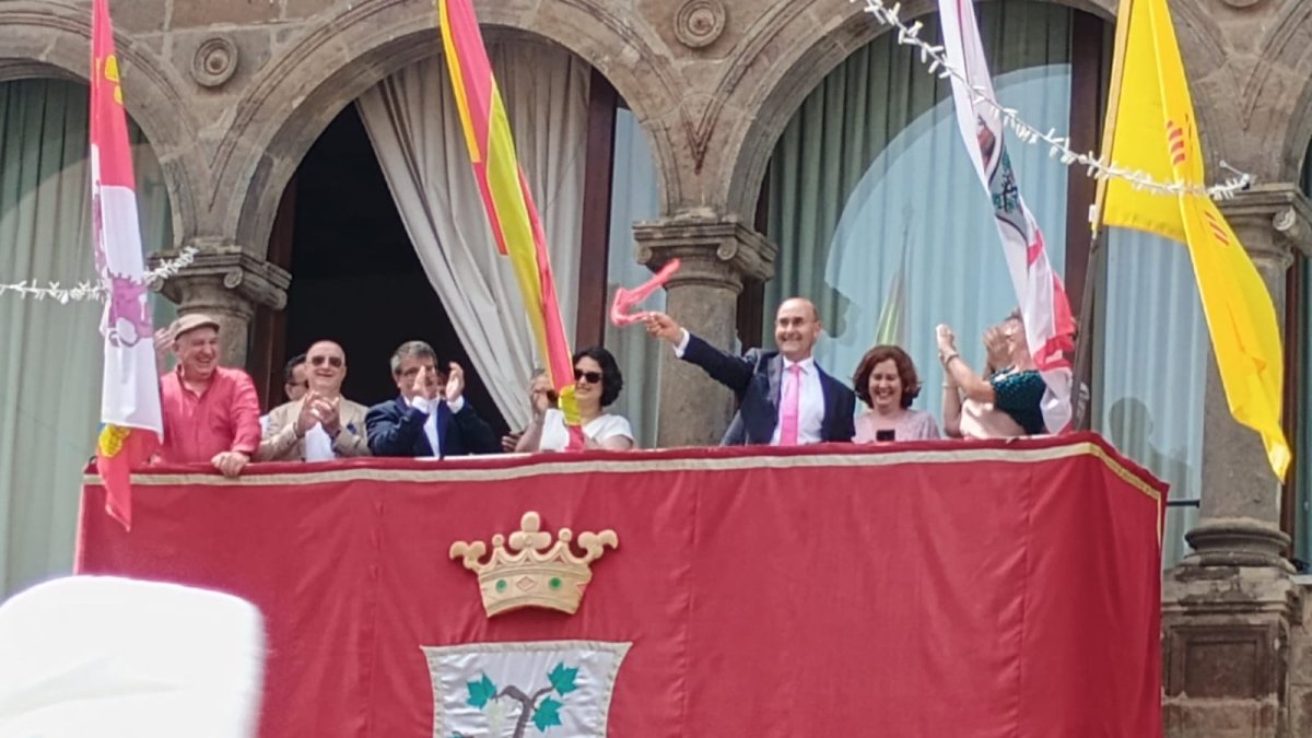 El alcalde de Ágreda., Jesús Manuel Alonso, ondea el pañuelo rojo que simboliza la concesión de festejos taurinos para las fiestas de San Miguel.