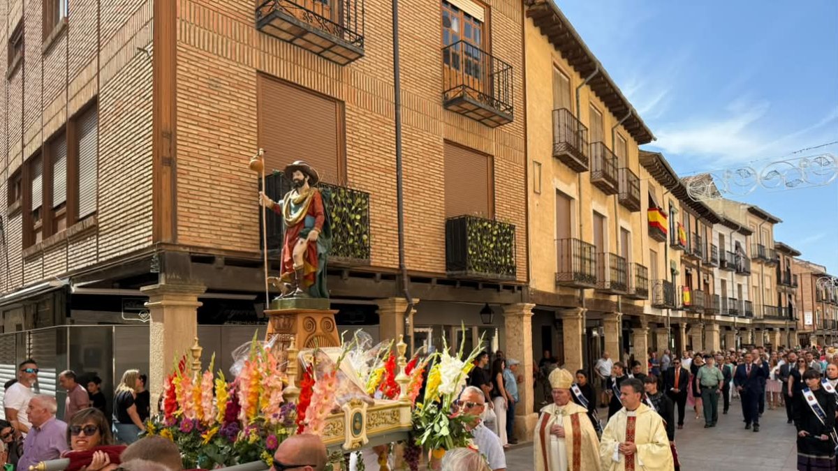 San Roque recorre la calle Mayor de El Burgo de Osma en sus fiestas.