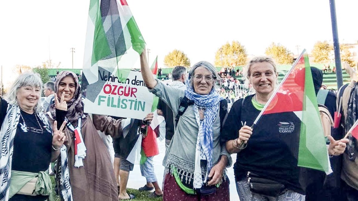 Carmen Valverde en Turquía con otros activistas de la caravana a Palestina.