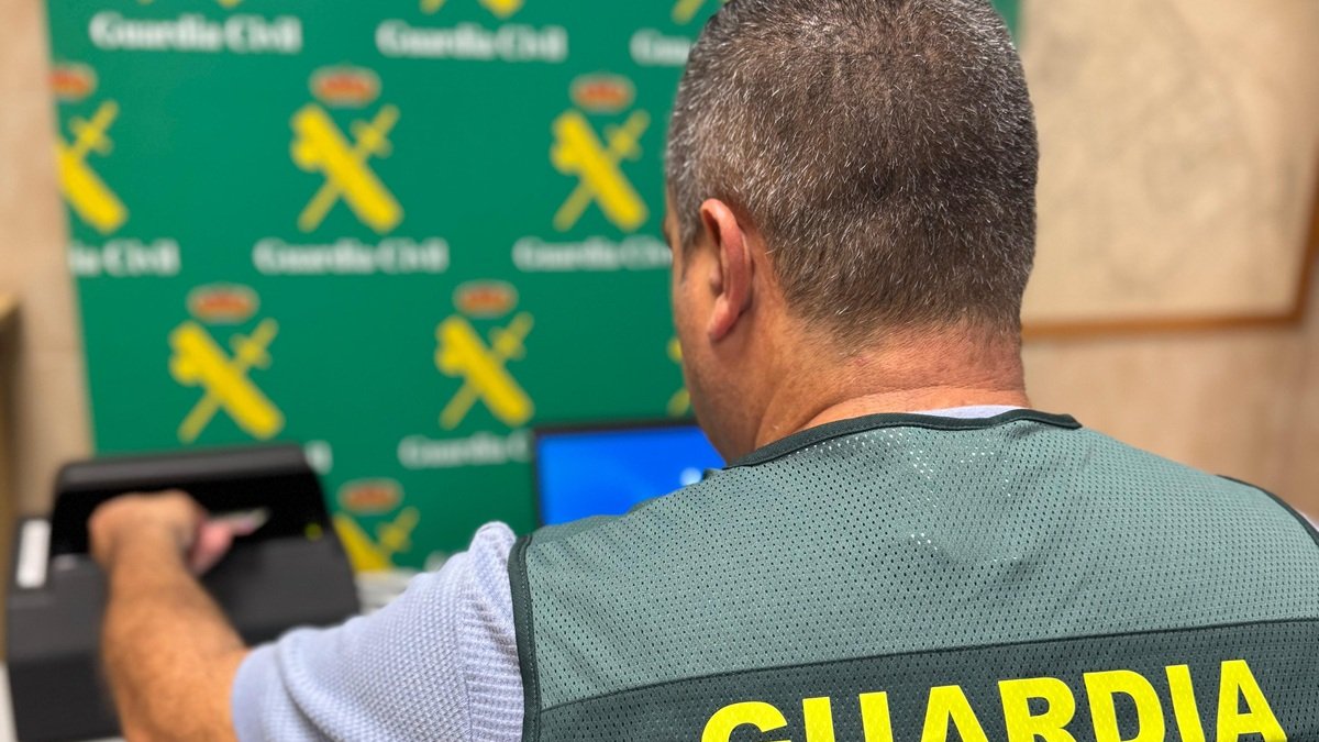 Un agente de la Guardia Civil comprueba un documento.