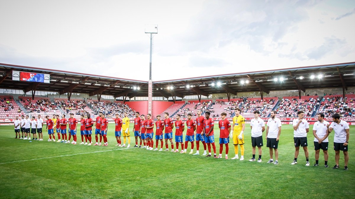 La plantilla del CD Numancia posa en el partido de presentación de la temporada 2026 / 2027.