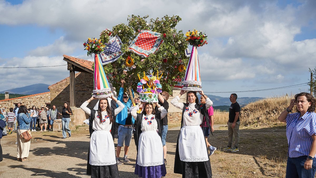 Vecinos y visitantes celebran la tradicional festividad de las Mondidas.