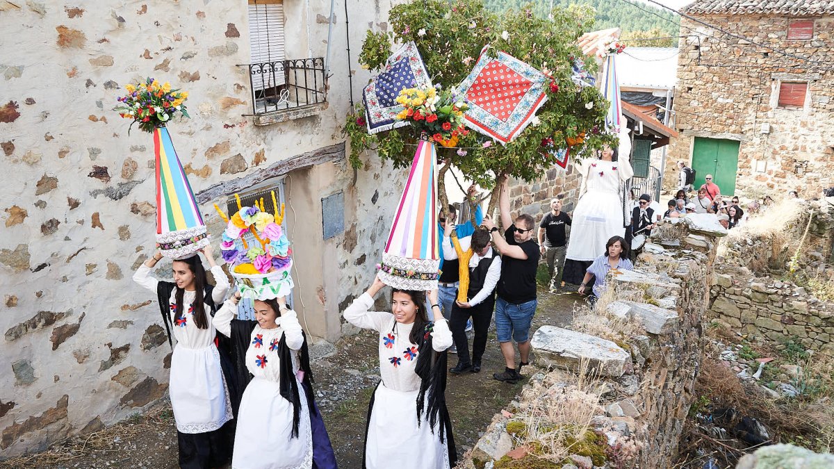 Vecinos y visitantes celebran la tradicional festividad de las Mondidas en la localidad soriana de Sarnago.