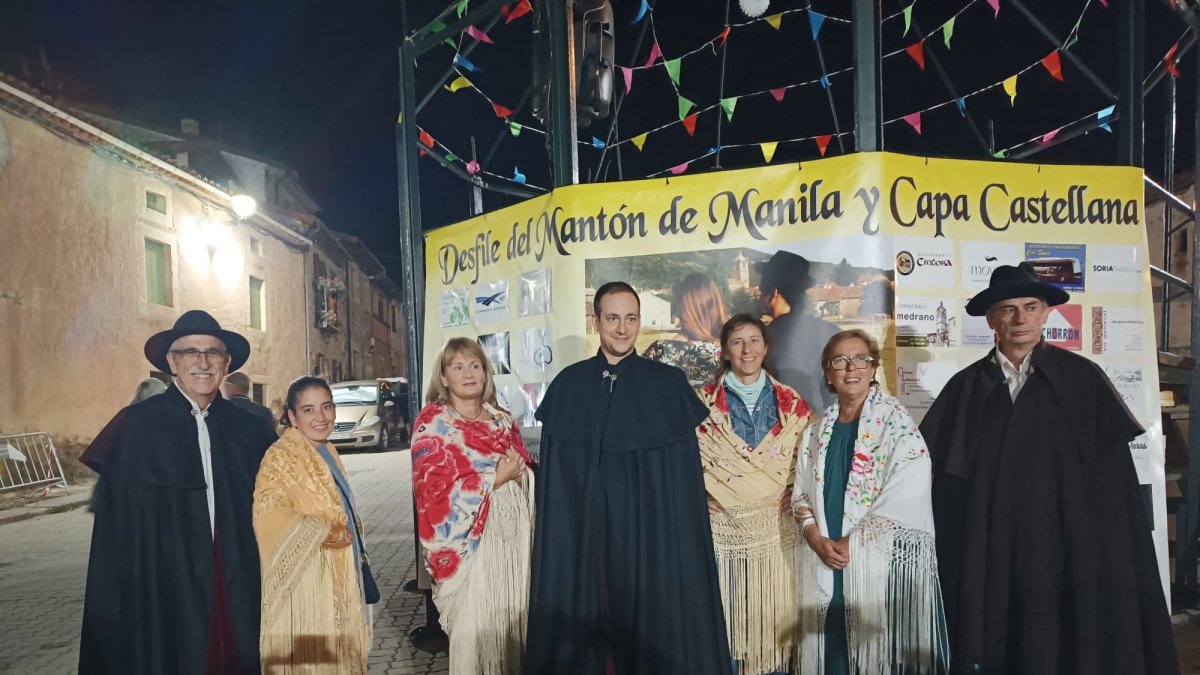 Mantones de Manila y capas protagonizaron la noche en El Royo.