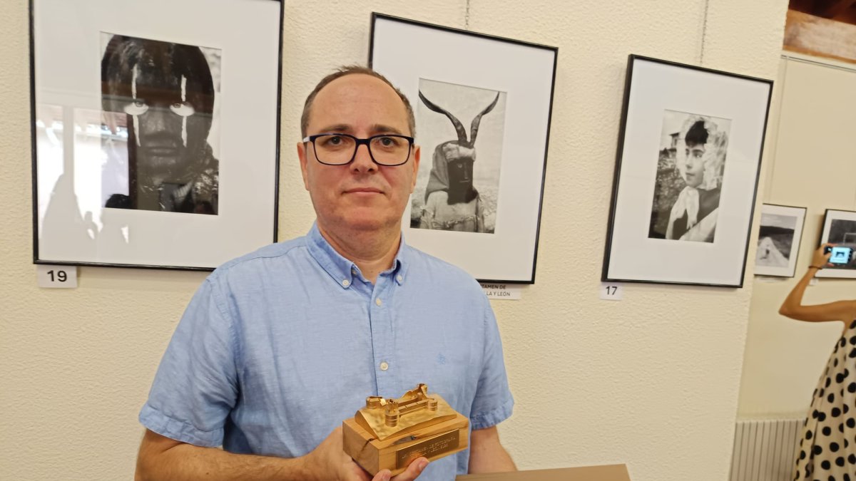 Pascual Marín posa con el primer premio del Certamen de Fotografía de Castilla y León.