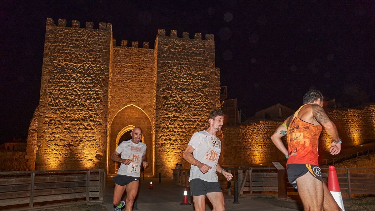 La Carrera Nocturna Monumental de Almazán volvió a aunar atletismo y patrimonio.