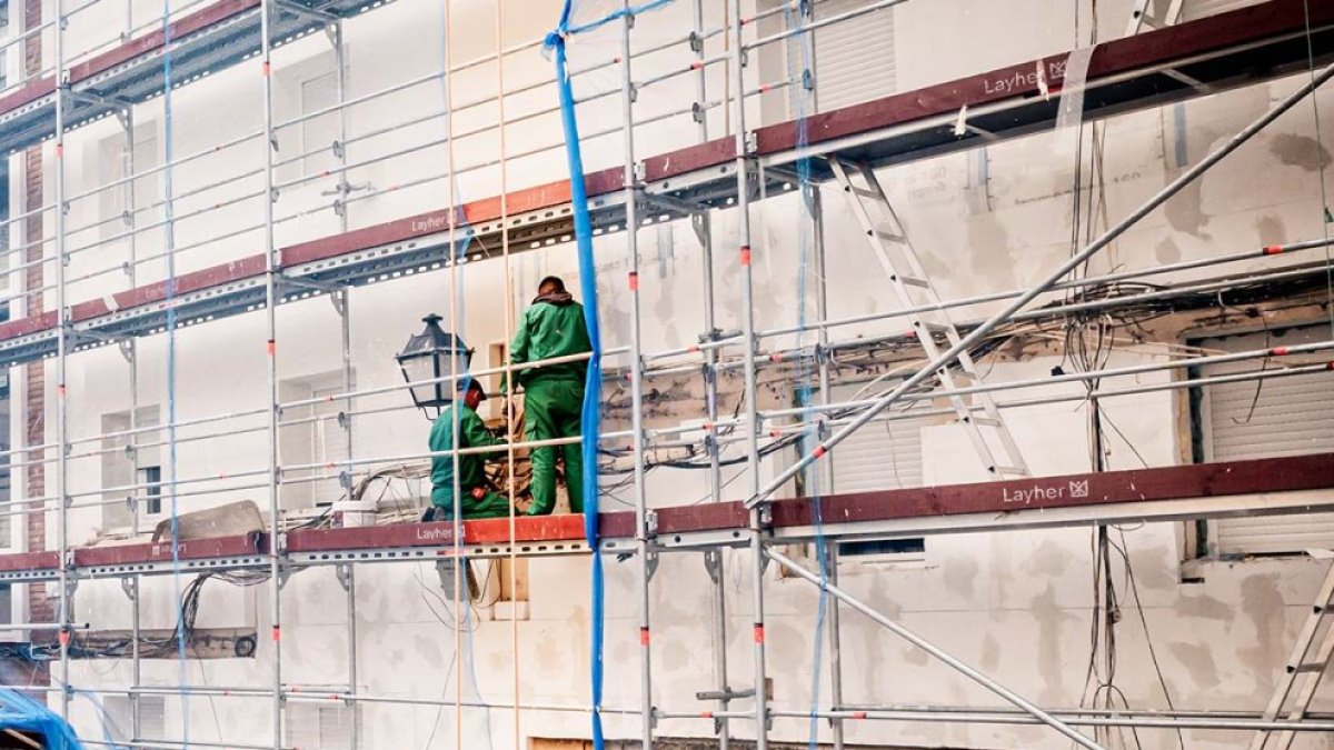 Obras de rehabilitación en uno de los edificios de la zona de San Pedro.