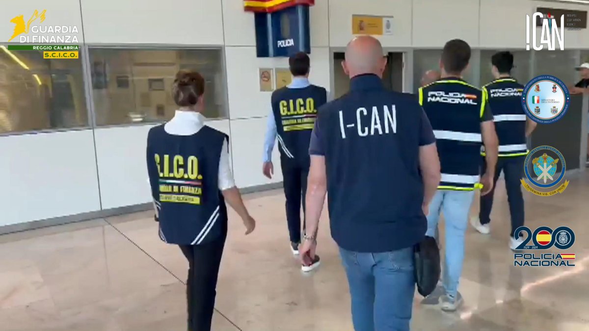 Don Mico durante la entrega de la Policía Nacional a la Guardia di Finanza de Italia.
