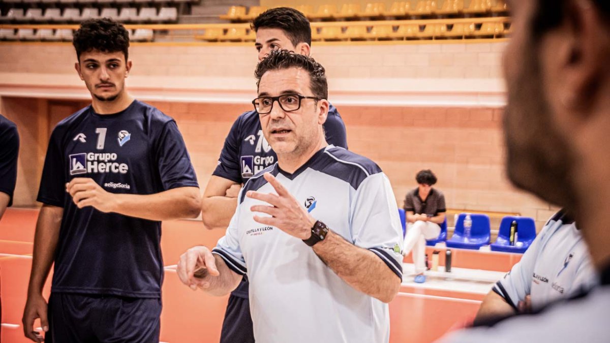 Alberto Toribio habla con la plantilla en la primera sesión de trabajo de la nueva temporada.