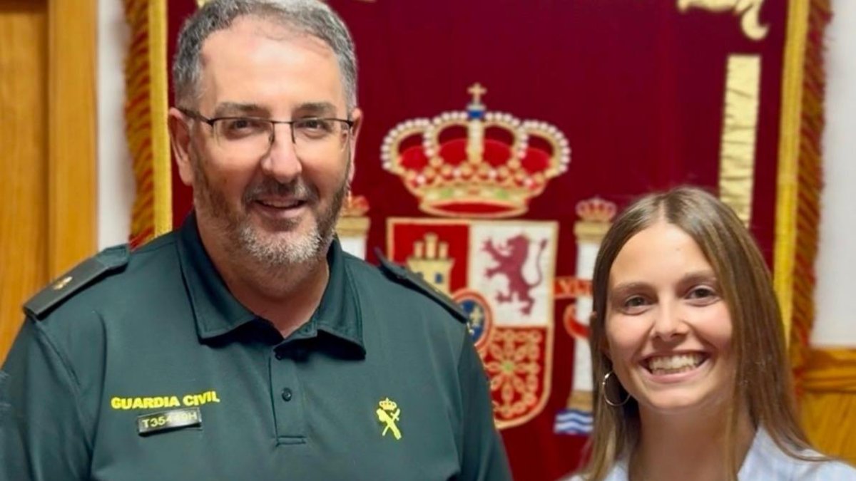La alumna con un agente de la Comandancia de Soria.