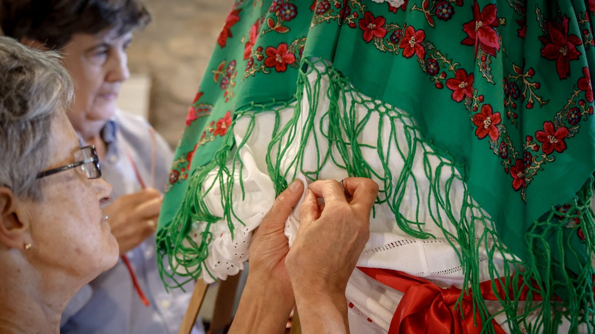 Varias vecinas dan vida un año más a la costumbre recuperada en 2025.