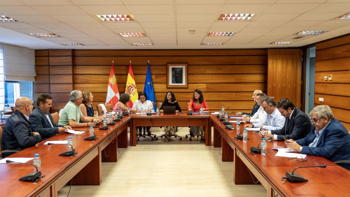 La consejera de Movilidad, Transformación Digital e Inteligencia Artificial, Cristina Sanchidrián, mantiene una reunión con representantes de la Federación