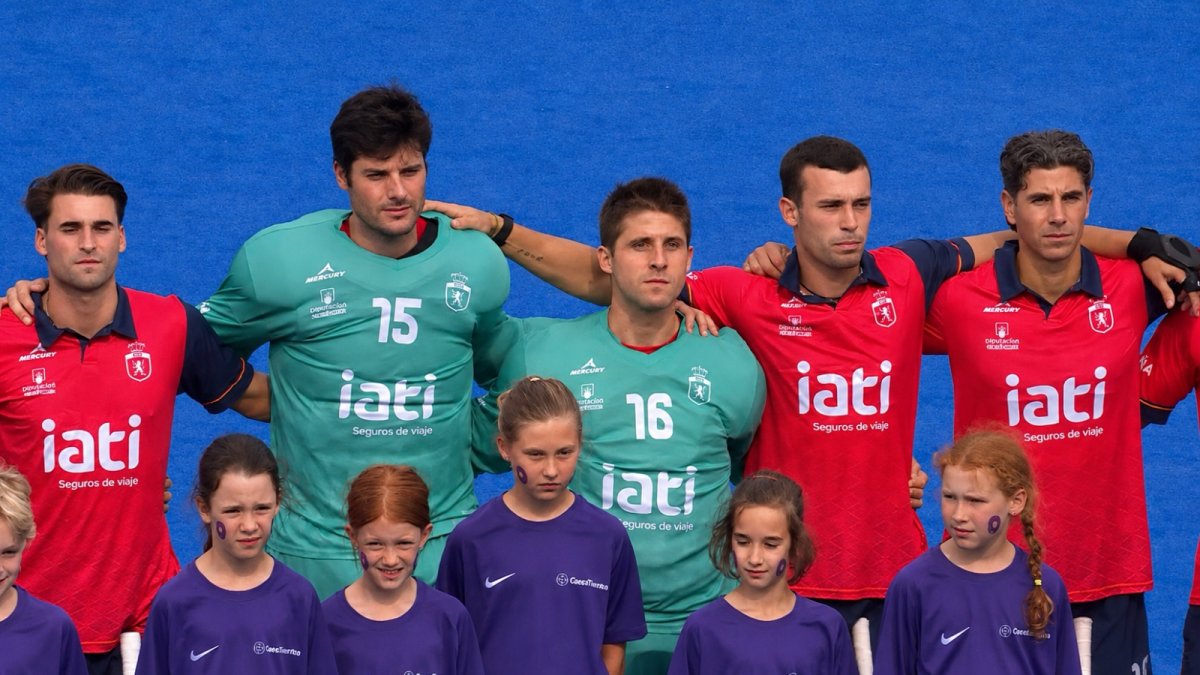 Rafa Revilla, junto a sus compañeros, durante la interpretación del himno nacional.