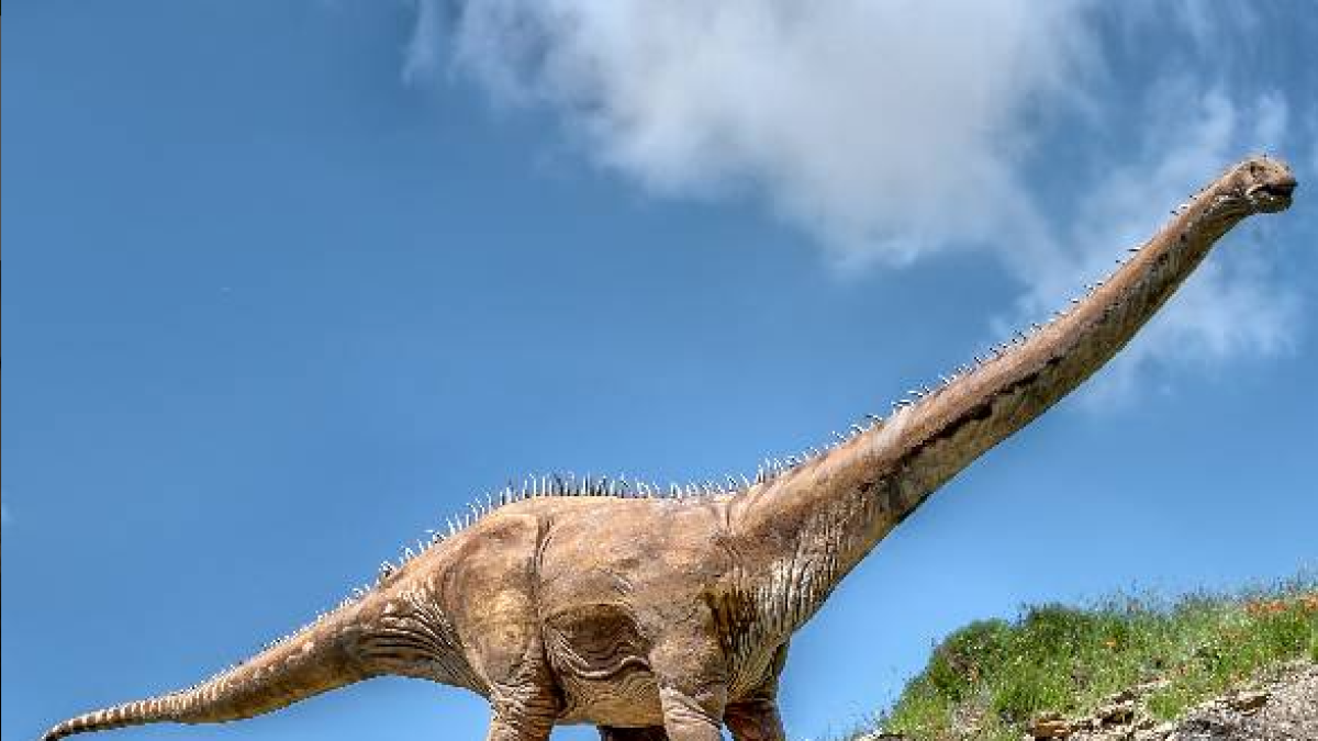 Réplica del dinosaurio más grande en Fuentes de Magaña