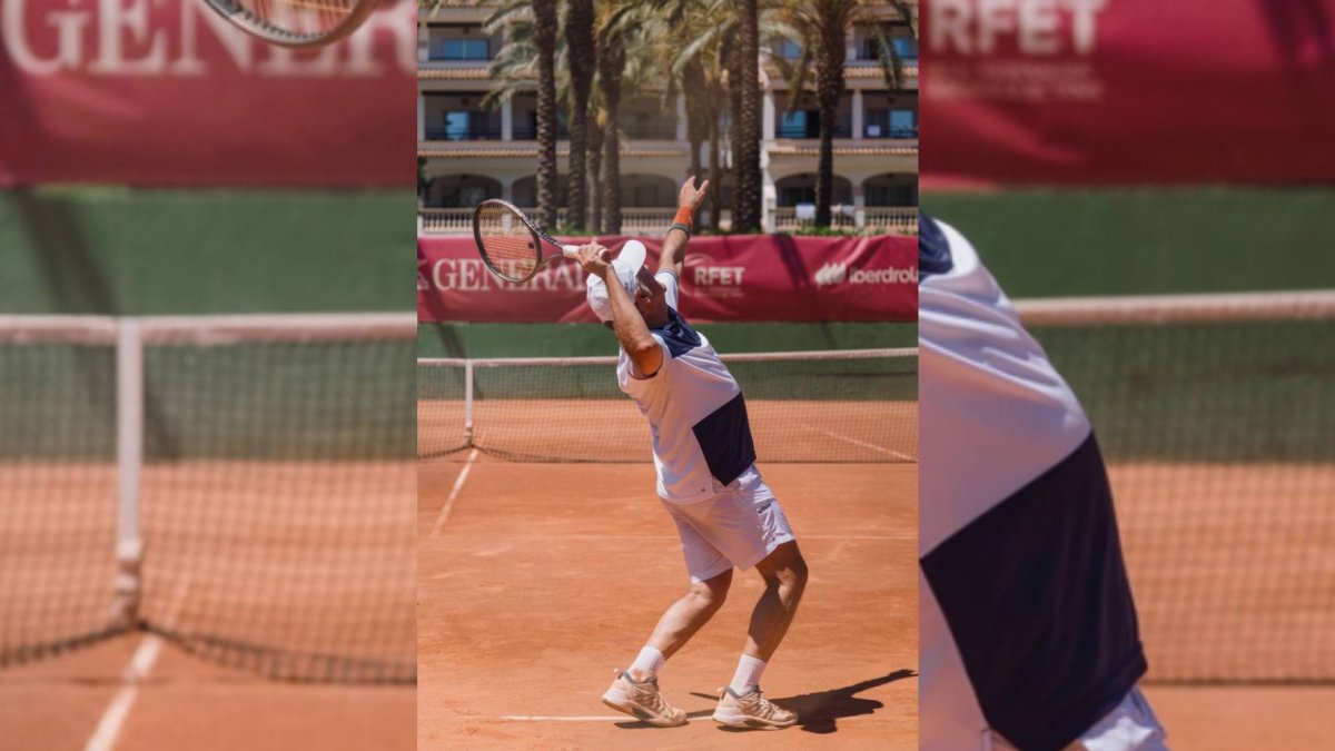 Un jugador veterano disputa un partido en el Campeonato de España de tenis, competición en la que participa la categoría +85.