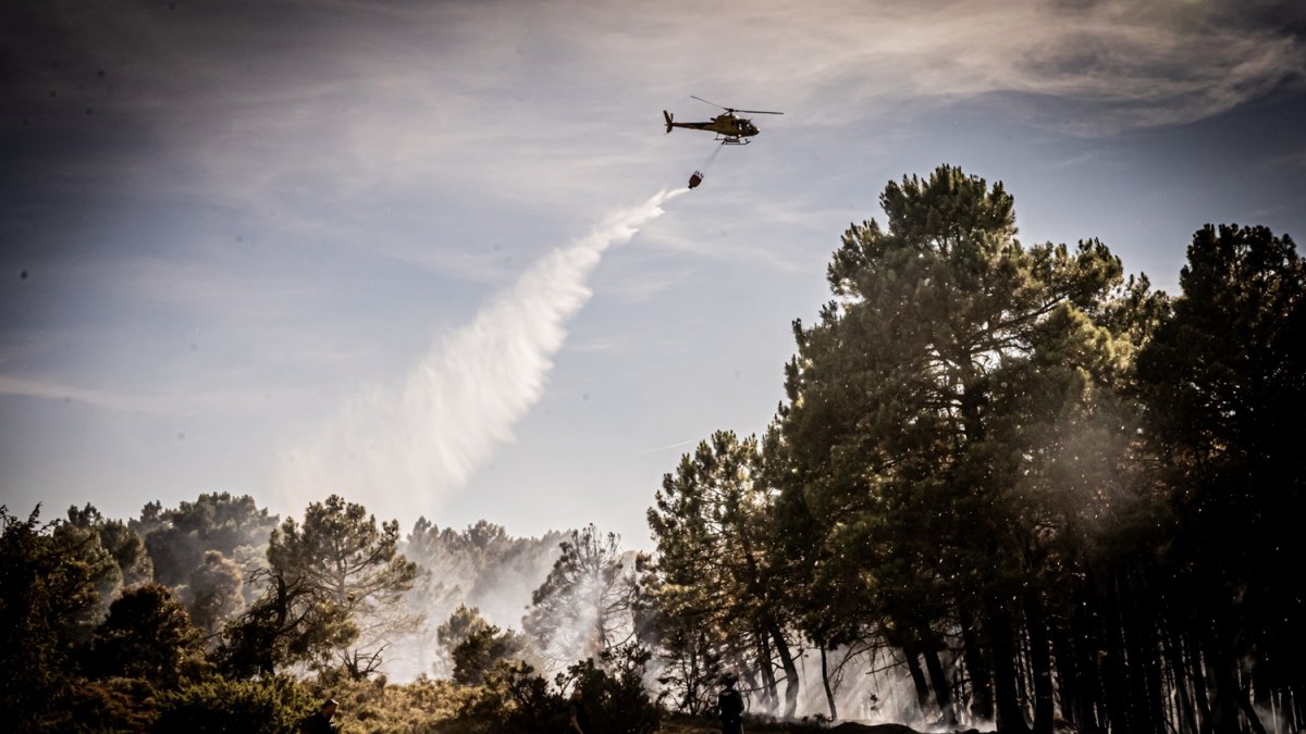 Un helicóptero descarga sobre el incendio declarado el 1 de julio en Tardelcuende.