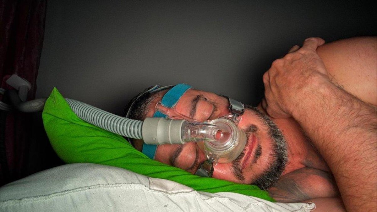 Eduardo González con su máquina CPAP utilizada para tratar su apnea del sueño.