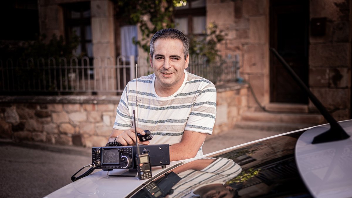 El radioaficionado y taxista Óscar Carnicero.