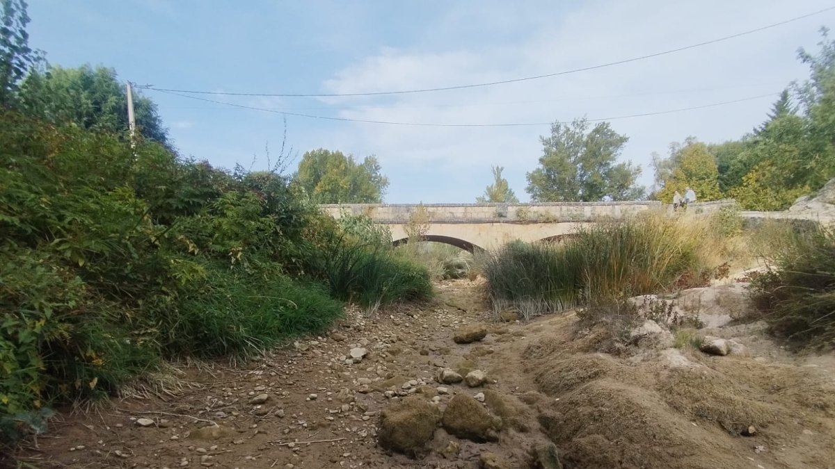 El cauce del río Abión en Soria, seco.