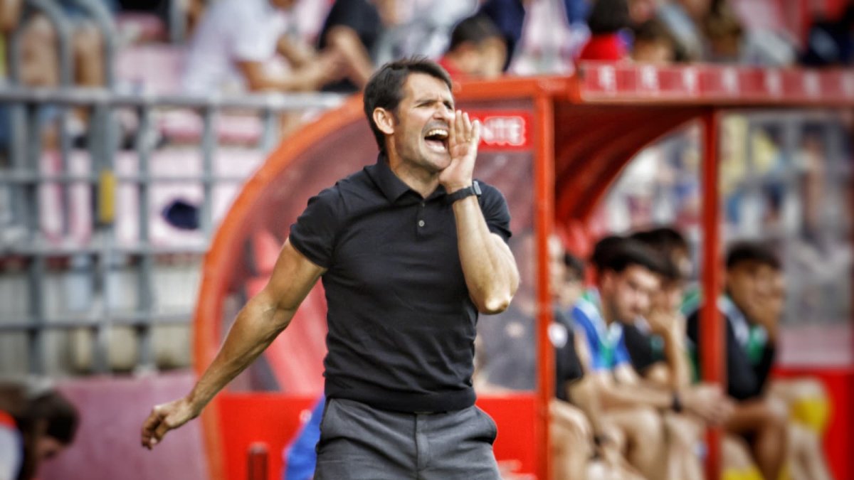 El entrenador del CD Numancia, Lolo Escobar.