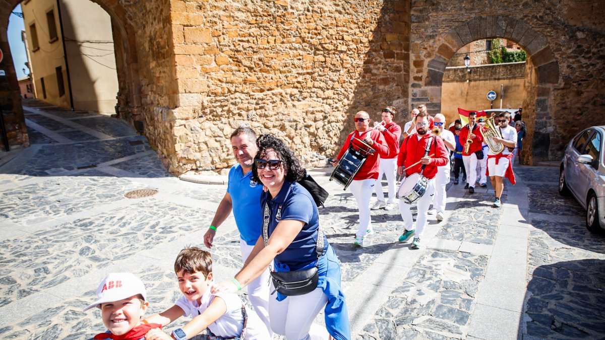 Integrantes de las peñas de Ágreda durante la tradicional bajada.