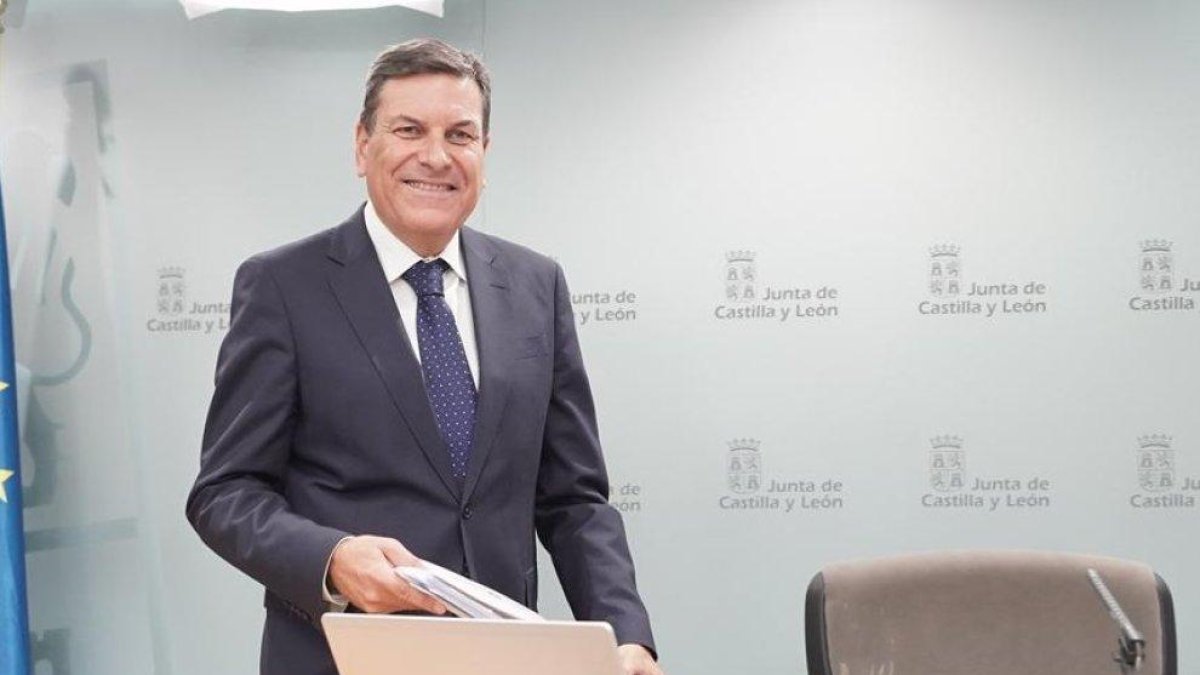 El consejero de Economía y Hacienda y portavoz, Carlos Fernández Carriedo, comparece en rueda de prensa posterior al Consejo de Gobierno.