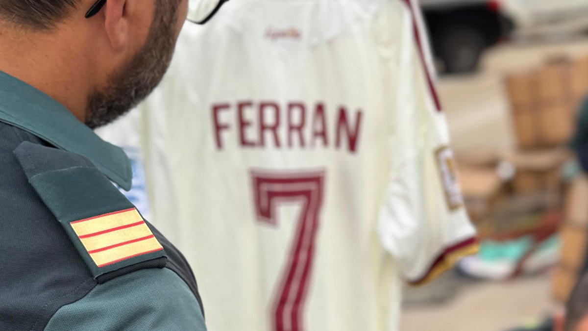 Una de las camisetas requisadas de la selección con el nombre de Ferrán.