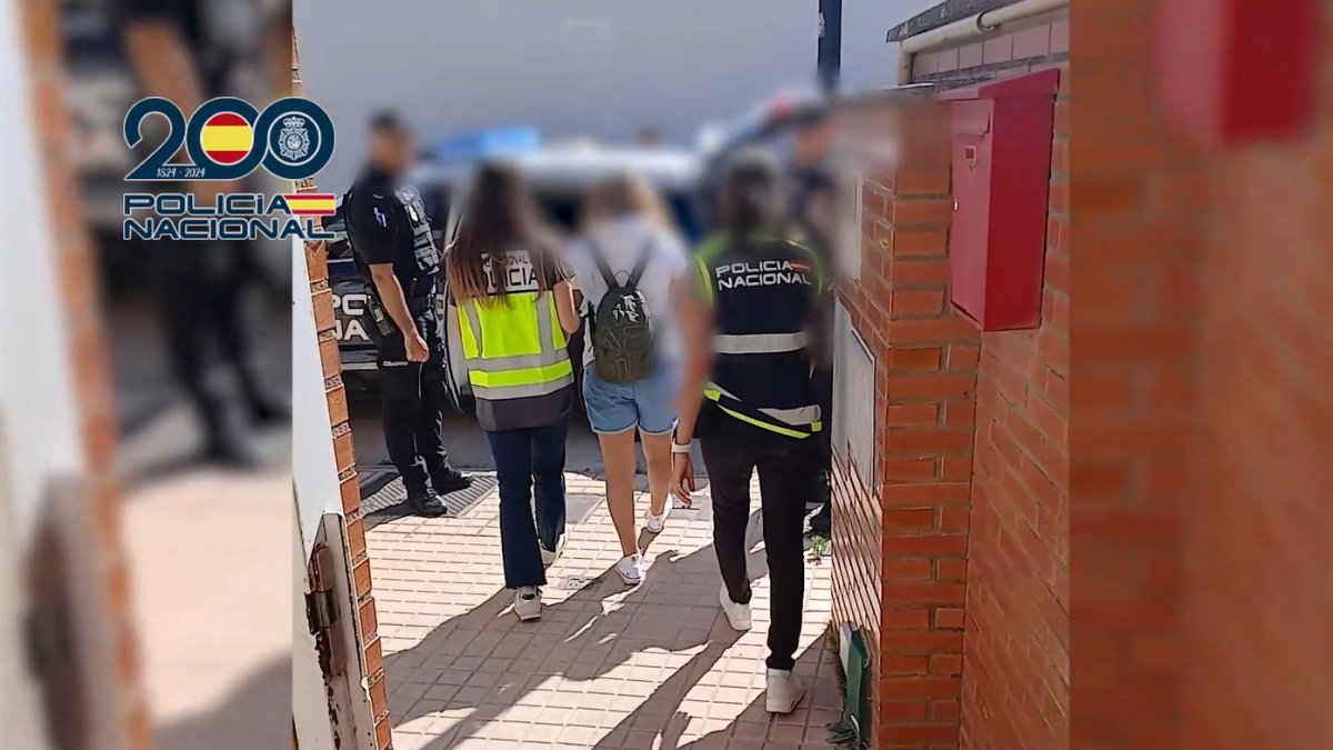 Agentes de la Policía Nacional han desarticulado una organización criminal dedicada, presuntamente, a la trata de seres humanos con fines de explotación sexual y a delitos relativos a la prostitución y contra la salud pública. La investigación ha permitido detener a cinco personas que integraban un entramado dedicado a captar mujeres sudamericanas, en situación de vulnerabilidad, para explotarlas sexualmente en dos prostíbulos situados en las localidades de Soria y Burriana (Castellón). Tres de las detenciones se han producido en Soria.