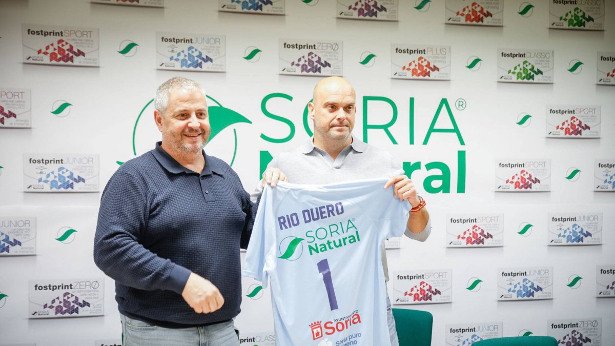 Alfredo Cabrerizo y José Antonio Esteban tras la firma de la renovación de patrocinio.