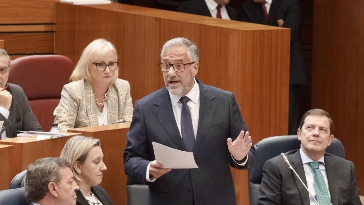El vicepresidente primero de la Junta, Carlos Pollán, en su intervención en el pleno de las Cortes.
