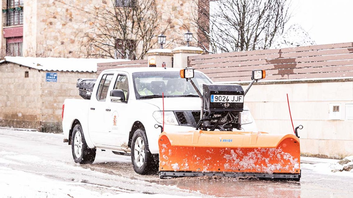 Vehículo trabajando en la limpieza de nieve de las calles.