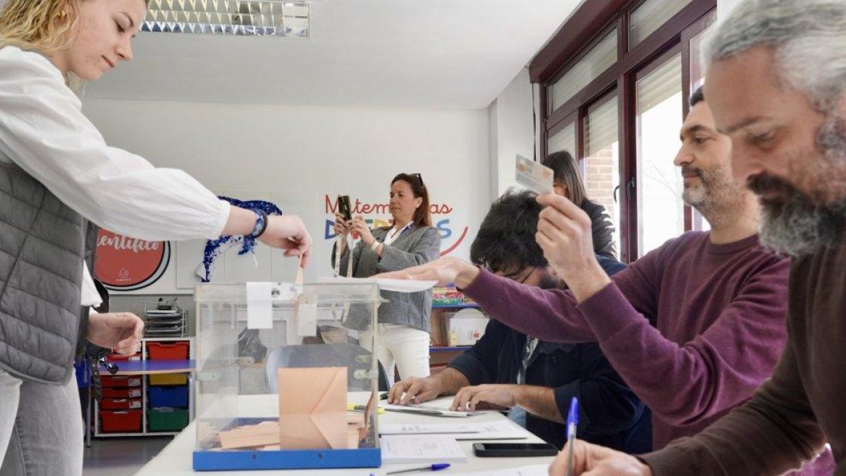 Ciudadanos ejercen su voto en Castilla y León, en una imagen de archivo.