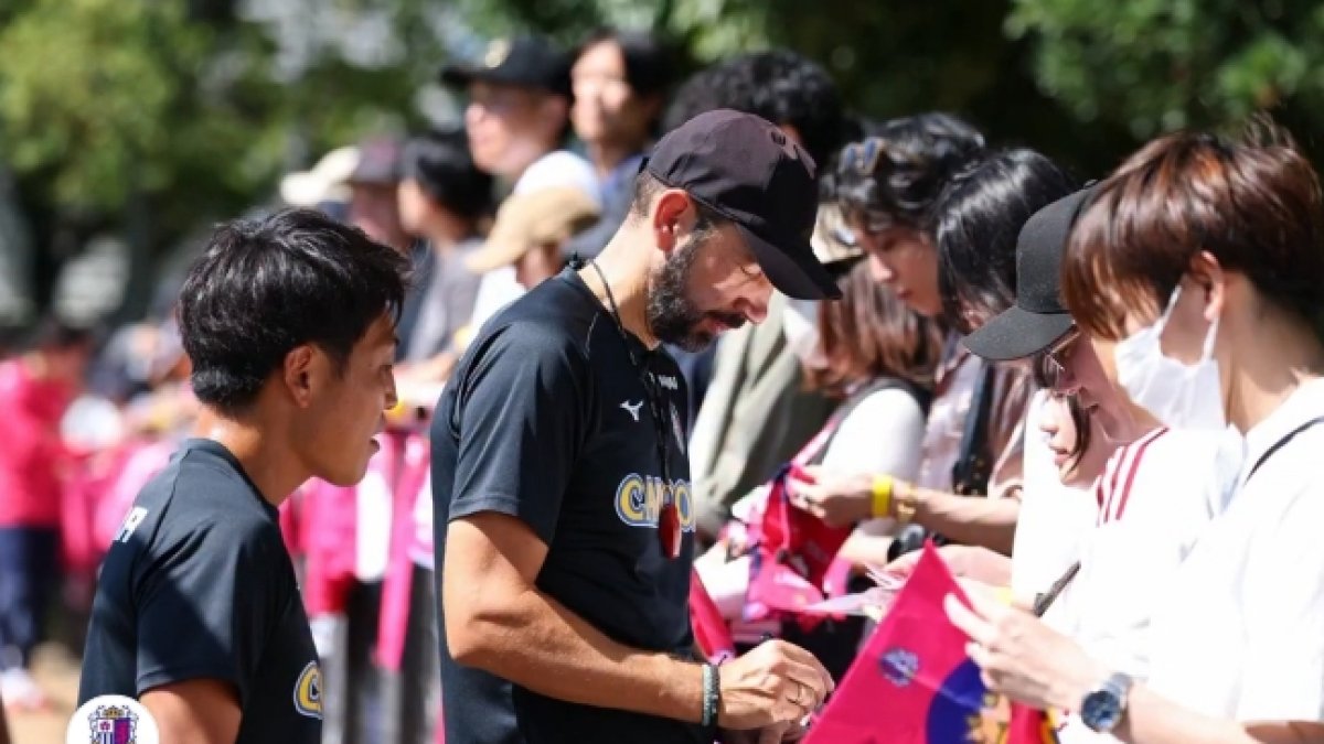 Pablo Machín firma autógrafos a aficionados nipones.