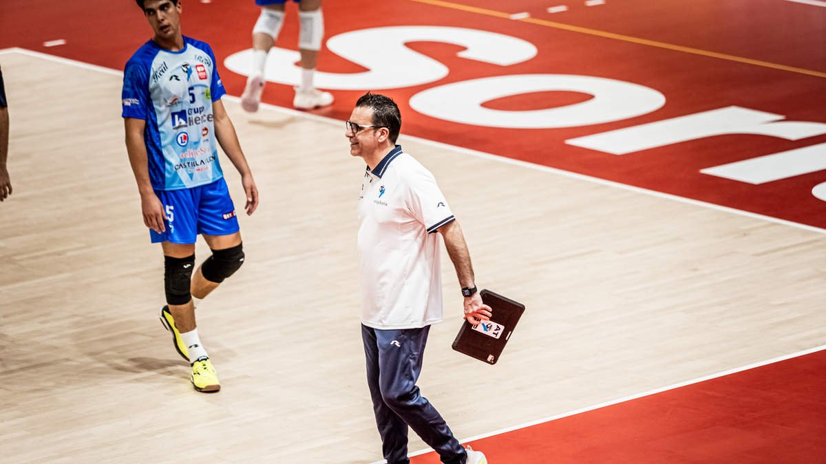Alberto Toribio se dirige a sus jugadores durante el pasado Trofeo San Saturio.