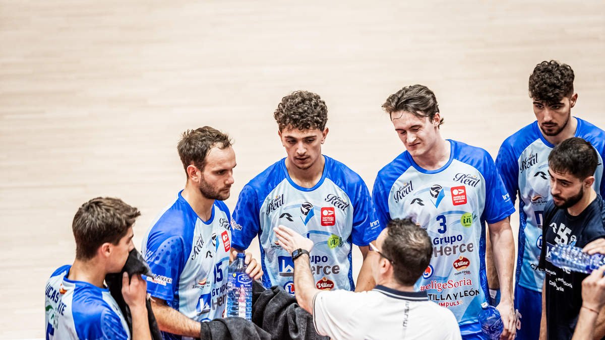 El técnico celeste se dirige a sus jugadores en un encuentro.