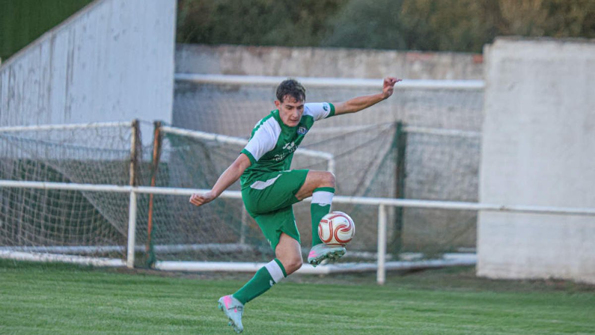 Un jugador del San José controla un balón el pasado sábado ante el Villarcayo.