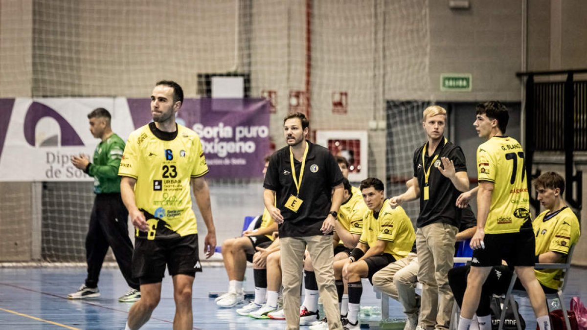 Oriol Castellarnau se dirige a sus jugadores en un encuentro.