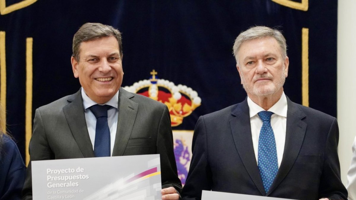 El presidente de las Cortes de Castilla y León, Francisco Vázquez, recibe al consejero de Economía y Hacienda y portavoz de la Junta, Carlos Fernández Carriedo, para el registro del Proyecto de Ley de Presupuestos.