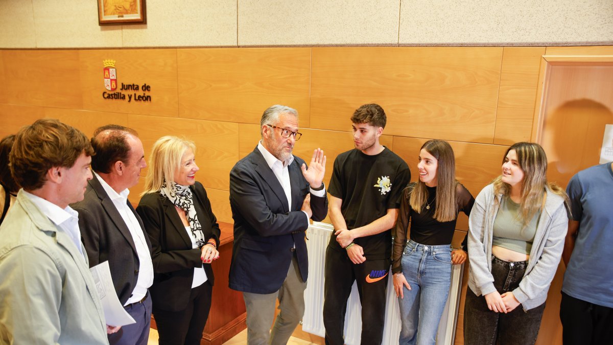 El consejero de Desregulación, Familia y Ayudas Sociales conversa con jóvenes en la residencia Antonio Machado.