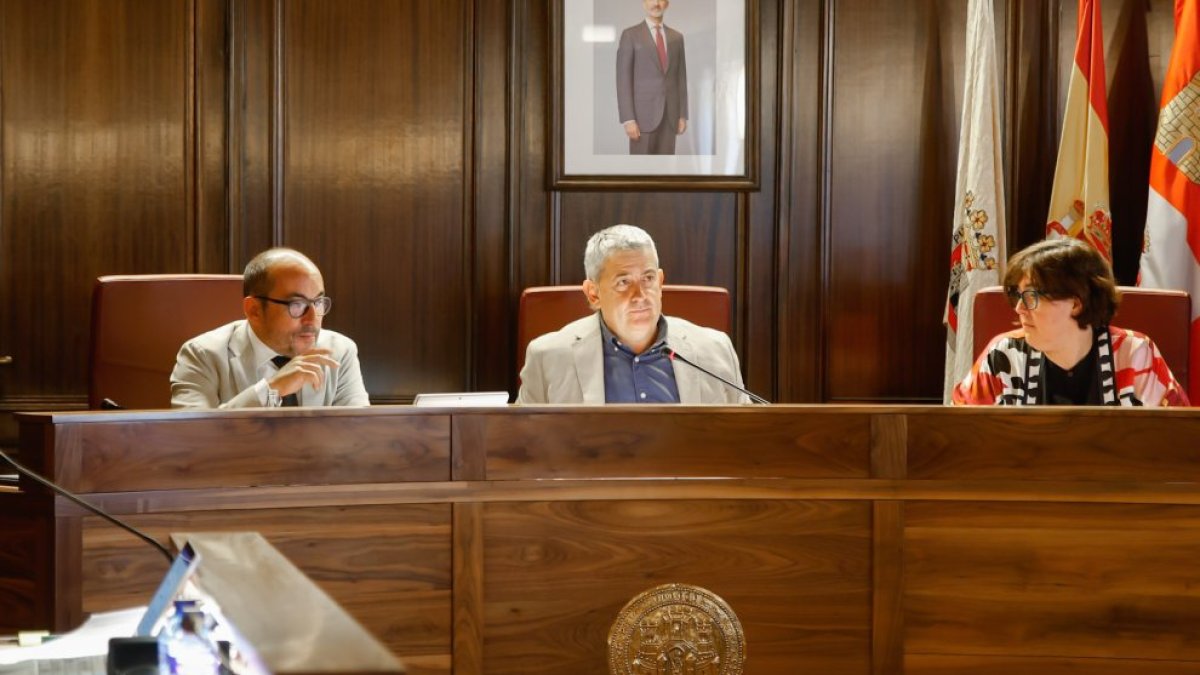 Luis Rey, a la izquierda, y Ana Alegre, a la derecha, junto al alcalde Javier Antón en un pleno del Ayuntamiento.