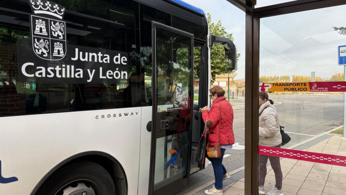 Pasajeros subiendo a un bus del servicio Buscyl, en una imagen de archivo.