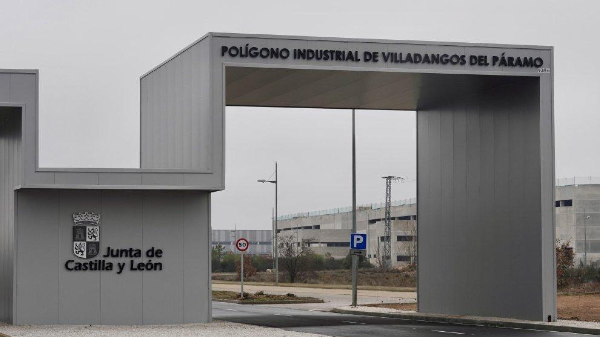 Acceso al polígono industrial de Villadangos del Páramo (León).
