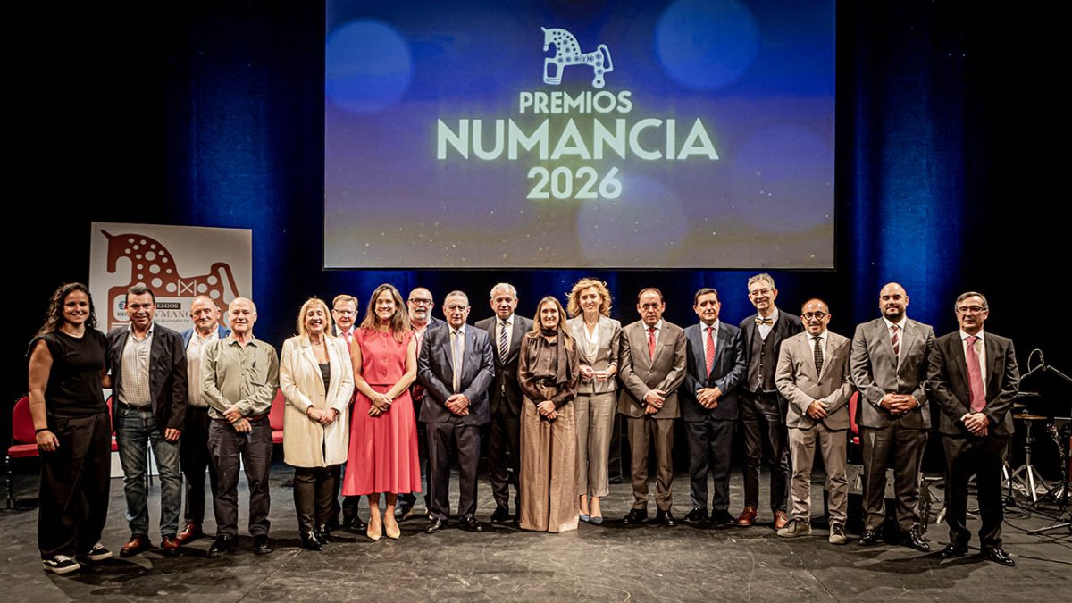Foto de familia de los Premios Numancia 2026 entregados en el Palacio de la Audiencia. 