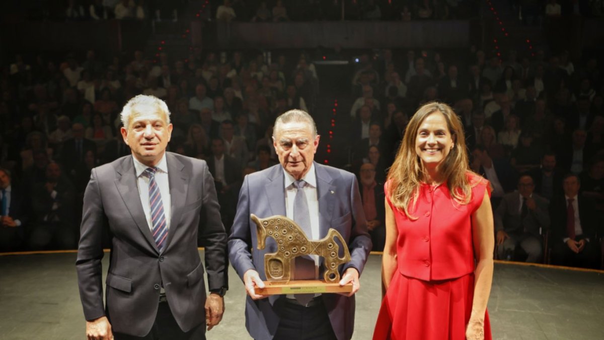 Anselmo García recibió el premio de manos del delegado del Gobierno de Castilla y León, Nicanor Sen, y de la presidenta de Heraldo Diario de Soria, Adriana Ulibarri.