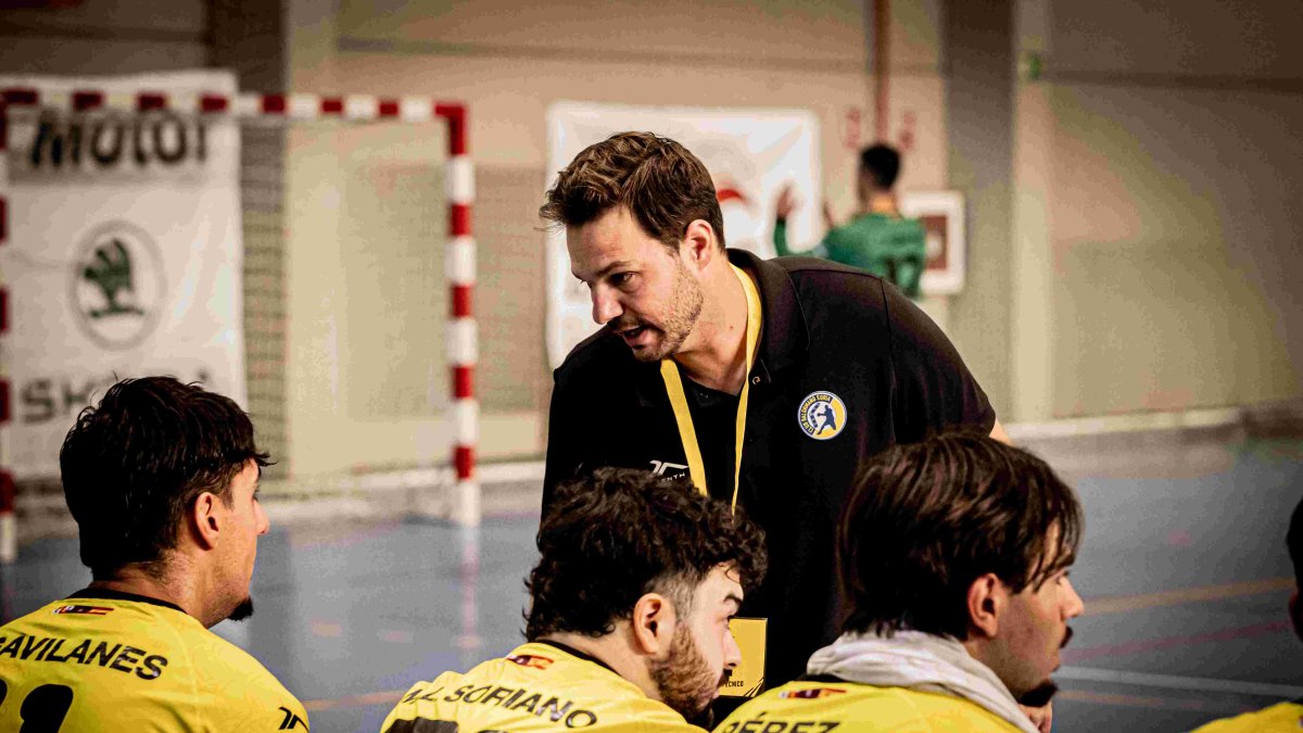 Oriol Castellarnau da indicaciones a sus jugadores en el banquillo del San Andrés.