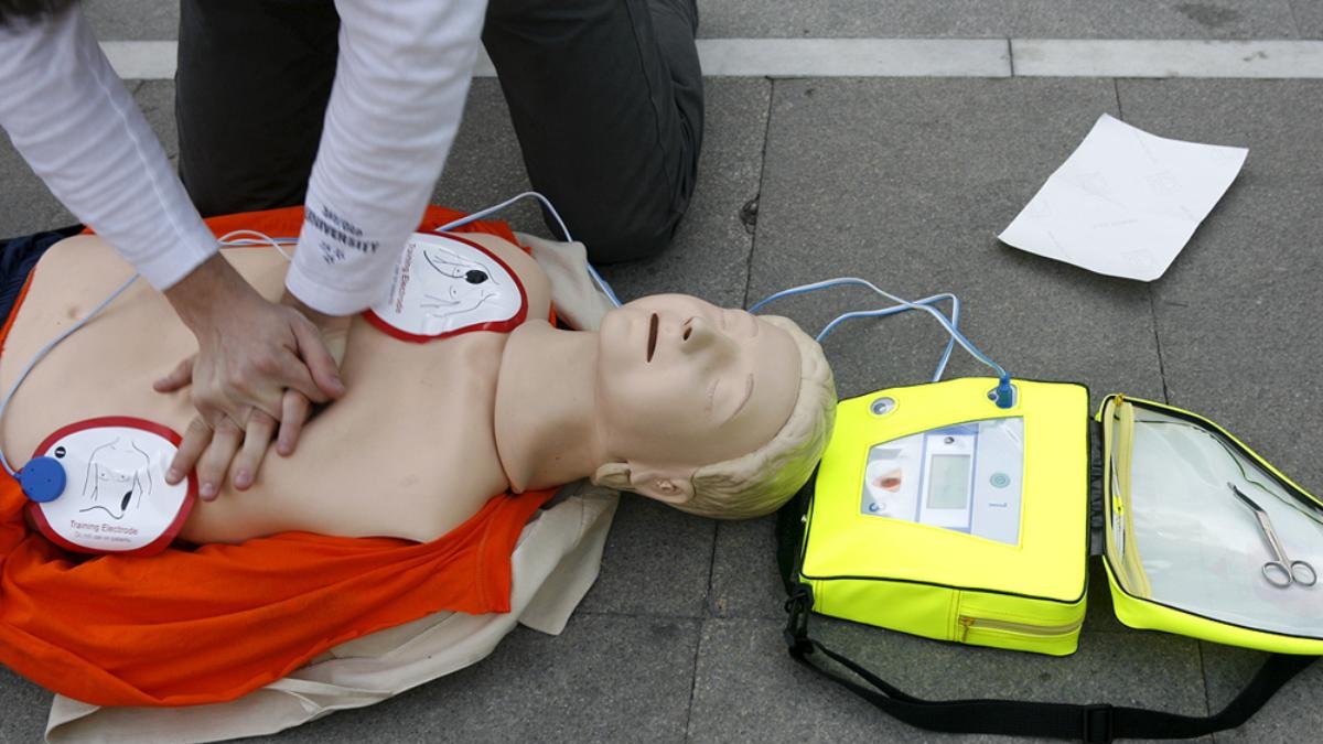 Mostrando como se hace un masaje cardiaco.