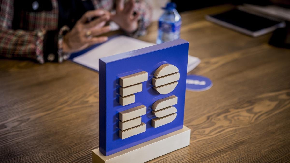 Logotipo de FOES encima de una mesa.
