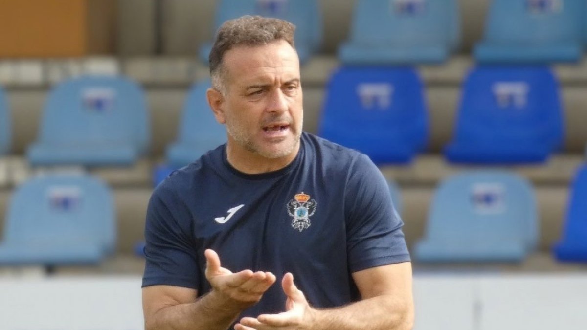 El entrenador del Talavera, Pedro Díaz, durante un entrenamiento.