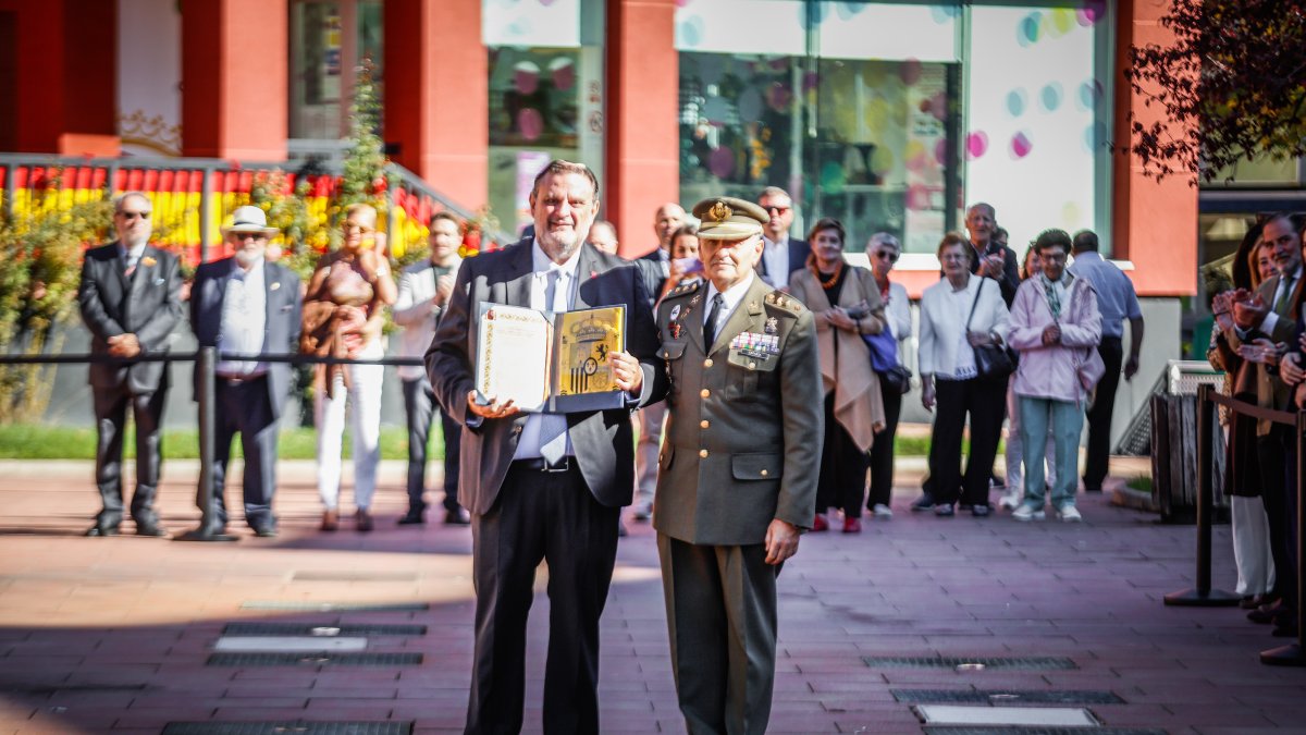Defensa entregó una bandera de percha al ex vicerrector del Campus, José Luis Ruiz Zapatero.